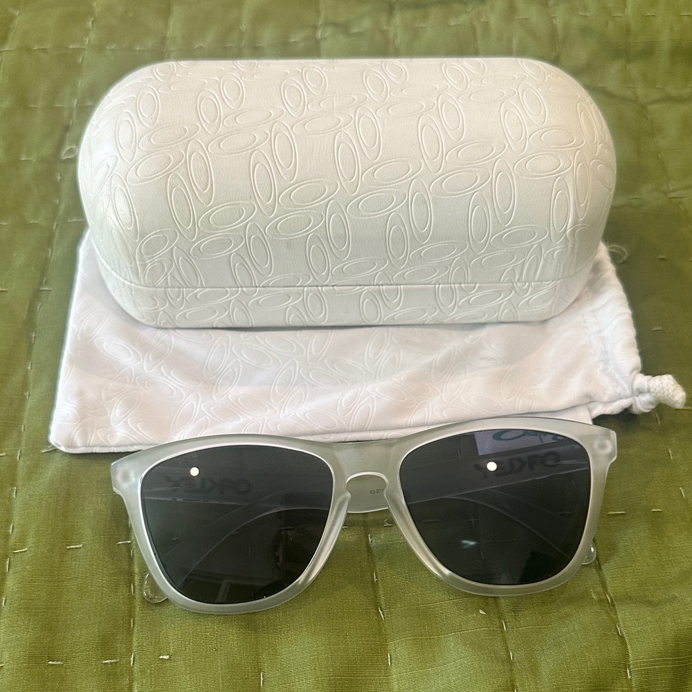 Oakley Frogskins Stylish Black and Clear Sunglasses with Case